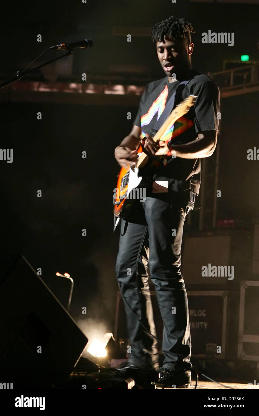 11 déc 2008 - Oakland, Californie, USA - chanteur Kele Okereke de Bloc Party, il se produit au pas si douce nuit 2008 concert à Oakland. (Crédit Image : © Tracy Van Antiq/ZUMA Press) Banque D'Images