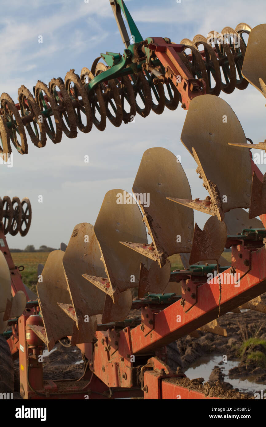 Socs. RX 100 Kverneland. Les machines agricoles, tirées du tracteur utilisé pour tourner le sol après la récolte. Banque D'Images