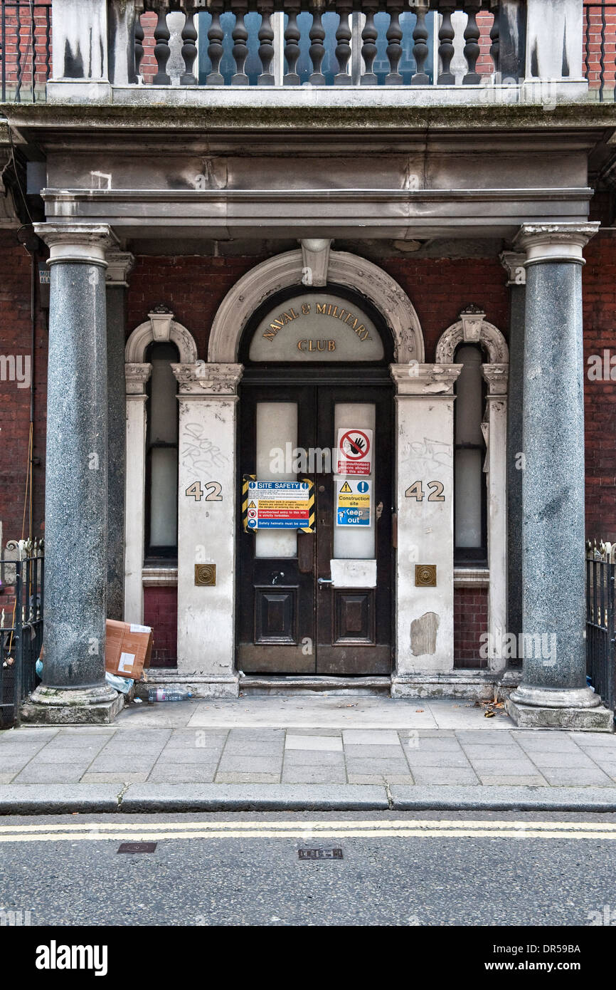L'entrée latérale de Cambridge House, (l'ancien Naval & Military Club ou The In & Out), Half Moon Street, Londres, Royaume-Uni Banque D'Images