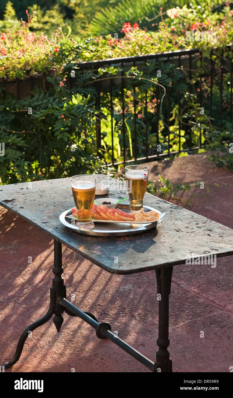 La bière, de salami, du pain et des olives - une collation à la fin de la journée sur la terrasse d'un hôtel en Italie Banque D'Images