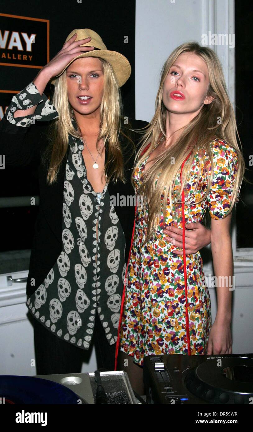 THEODORA ET ALEXANDRA RICHARDS ASSISTER À ''LES BRITANNIQUES SONT À VENIR : LES BEATLES ET LES ROLLING STONES 1964-1966'' GRAND OPENING PARTY AU PAS S'EFFACER GALLERY DE NEW YORK LE 3 MARS 2009...PHOTO PAR TERRY/GATANIS PHOTOS GLOBE, INC..K61123TGA (Image Crédit : © Terry Gatanis ZUMAPRESS.com)/Photos/Globe Banque D'Images