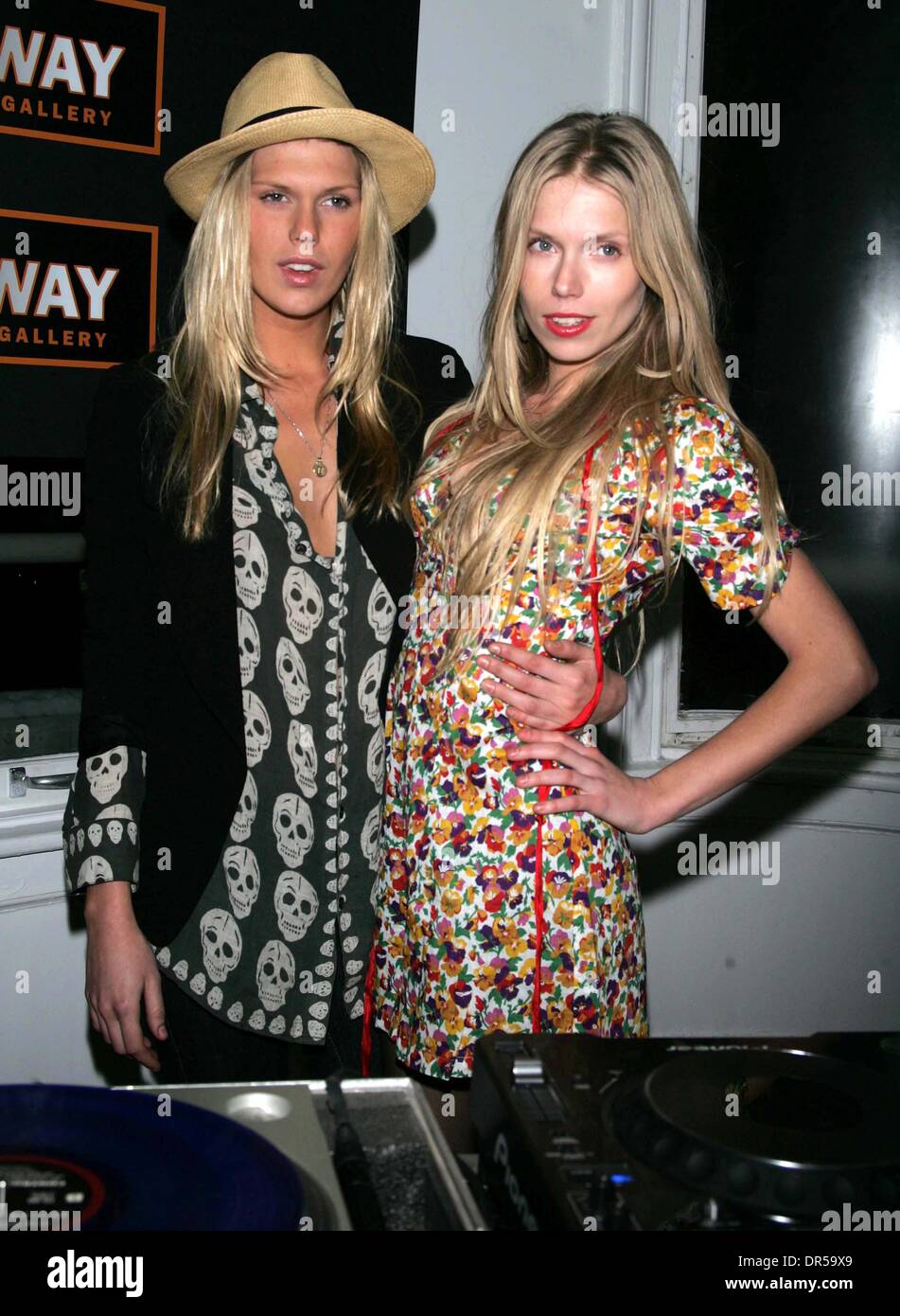 THEODORA ET ALEXANDRA RICHARDS ASSISTER À ''LES BRITANNIQUES SONT À VENIR : LES BEATLES ET LES ROLLING STONES 1964-1966'' GRAND OPENING PARTY AU PAS S'EFFACER GALLERY DE NEW YORK LE 3 MARS 2009...PHOTO PAR TERRY/GATANIS PHOTOS GLOBE, INC..K61123TGA (Image Crédit : © Terry Gatanis ZUMAPRESS.com)/Photos/Globe Banque D'Images