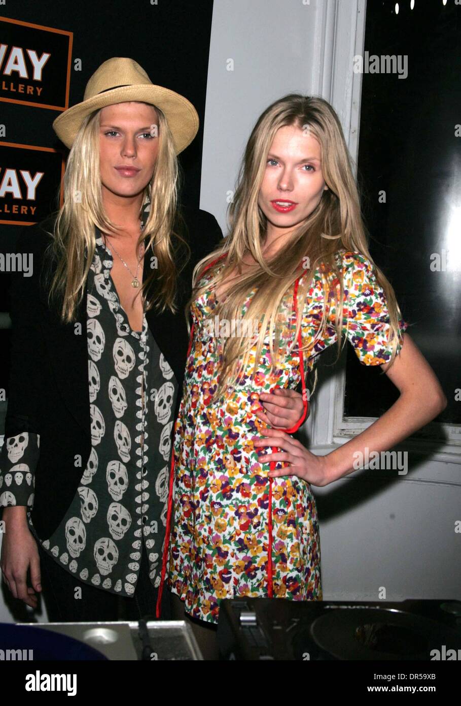 THEODORA ET ALEXANDRA RICHARDS ASSISTER À ''LES BRITANNIQUES SONT À VENIR : LES BEATLES ET LES ROLLING STONES 1964-1966'' GRAND OPENING PARTY AU PAS S'EFFACER GALLERY DE NEW YORK LE 3 MARS 2009...PHOTO PAR TERRY/GATANIS PHOTOS GLOBE, INC..K61123TGA (Image Crédit : © Terry Gatanis ZUMAPRESS.com)/Photos/Globe Banque D'Images