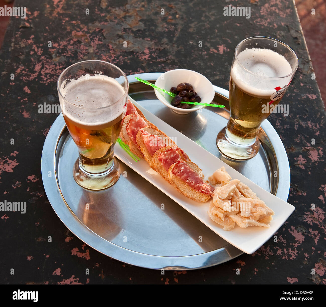 La bière, de salami, du pain et des olives - une collation à la fin de la journée sur la terrasse d'un hôtel en Italie Banque D'Images