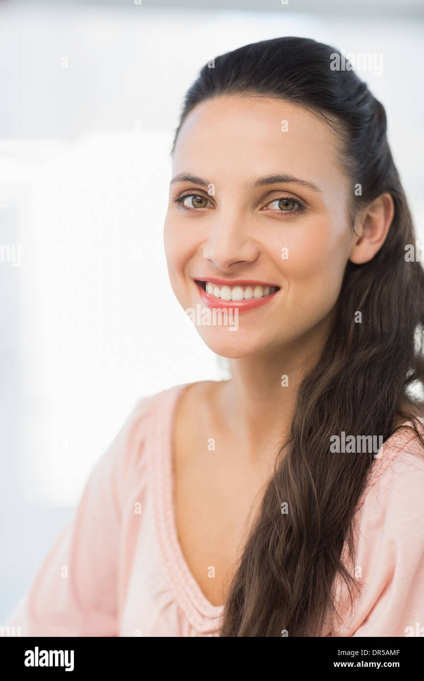 Close-up portrait of a smiling young businesswoman Banque D'Images