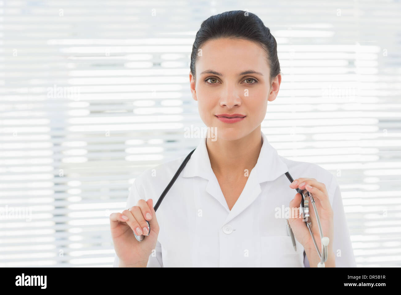 Beau confident female doctor with stethoscope Banque D'Images