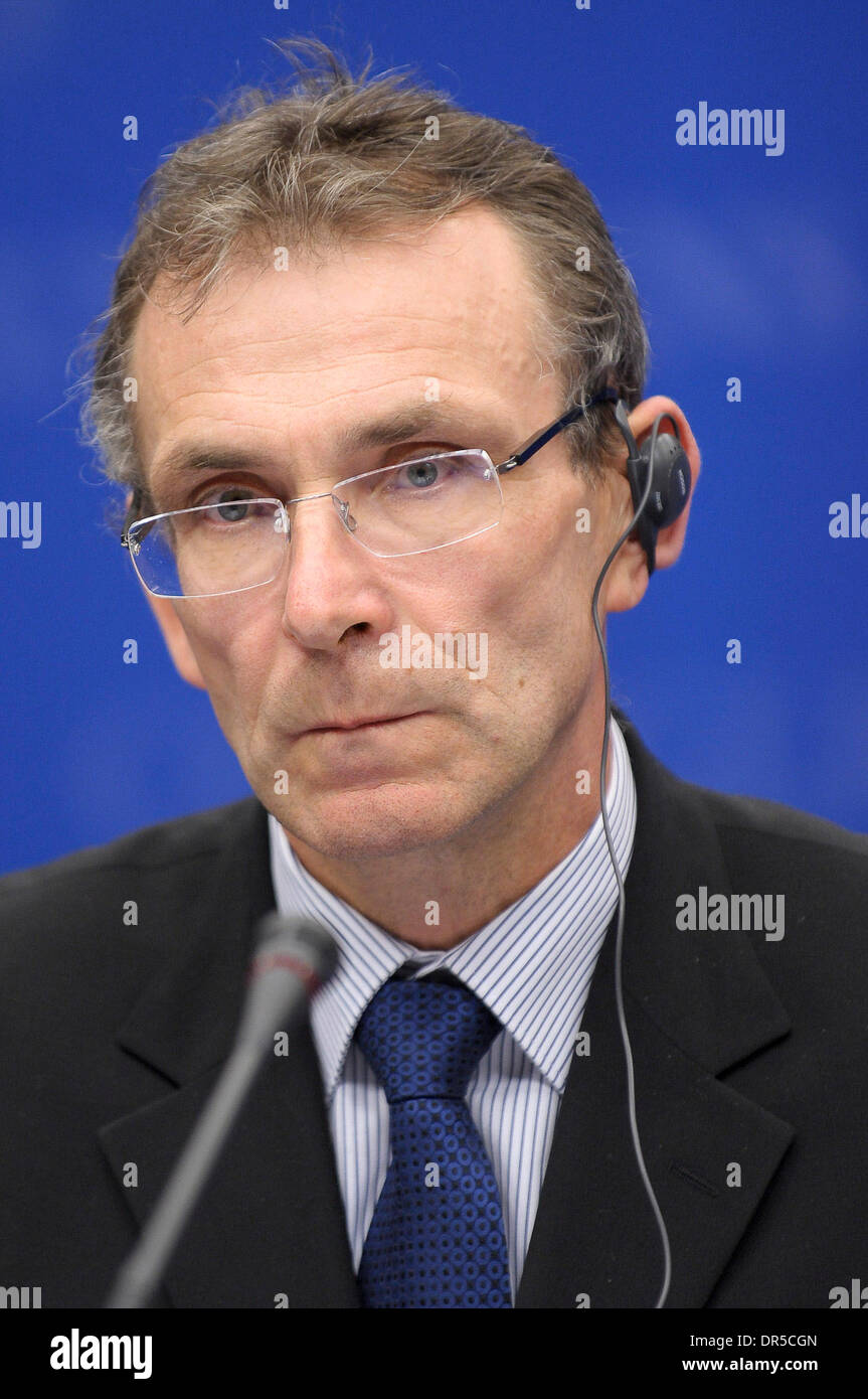 Jan 12, 2009 - Bruxelles, Belgique - l'Énergie, Andris PIEBALGS, Commissaire européen à une conférence de presse à l'issue d'un conseil de l'énergie à l'Union européenne siège à Bruxelles. Approvisionnements de gaz russe vers l'Europe via l'Ukraine, couper la semaine dernière, pourrait reprendre demain matin fourni à Moscou est convaincu qu'aucune, il reste encore des obstacles à la présidence tchèque de l'UE a dit. (Crédit Image : © Wiktor Dabkowski/ZUMA Pre Banque D'Images