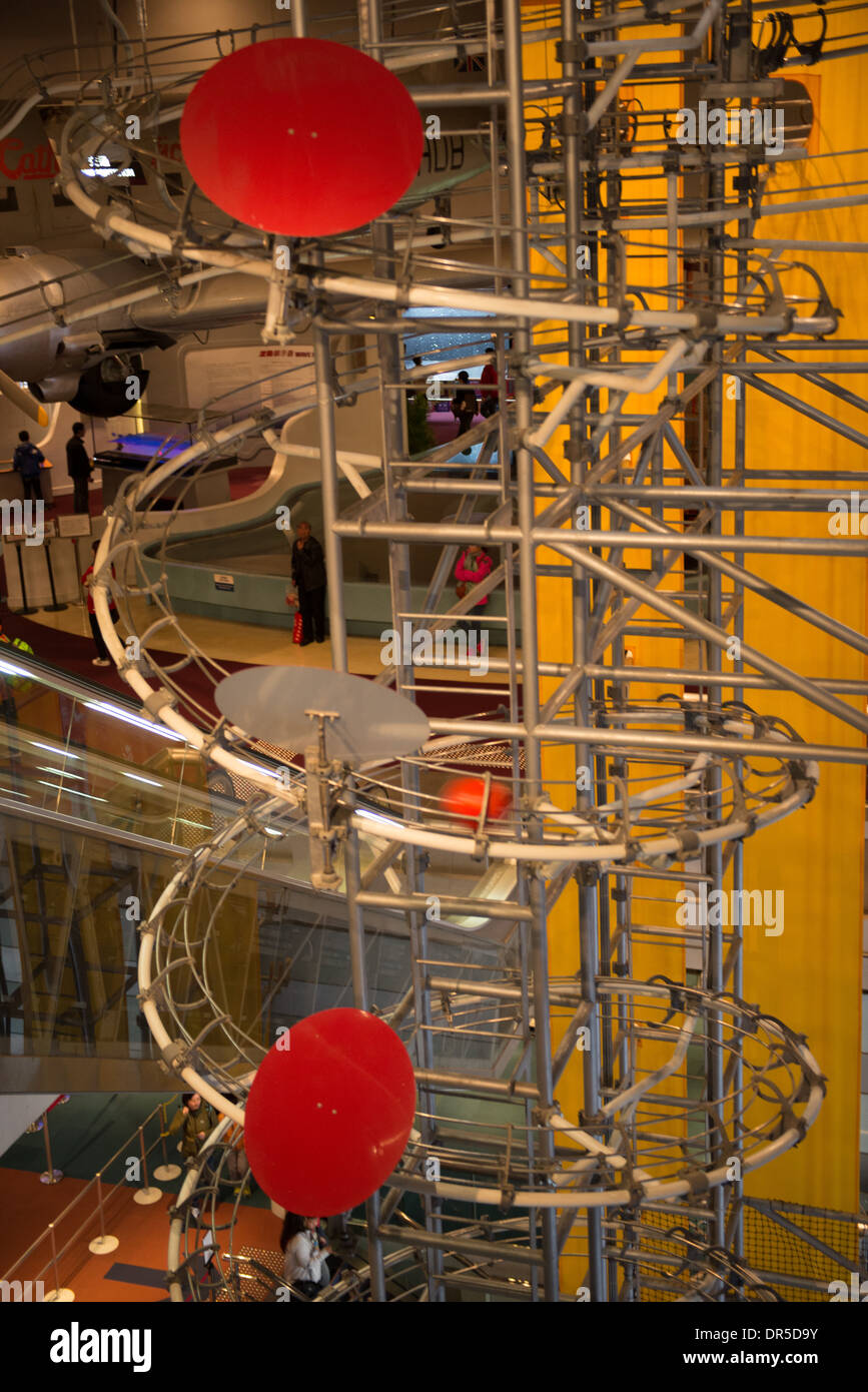 Un géant de la conservation de l'énergie à l'aide de billes géant bidules pour démontrer la conservation de l'énergie au musée des sciences Banque D'Images