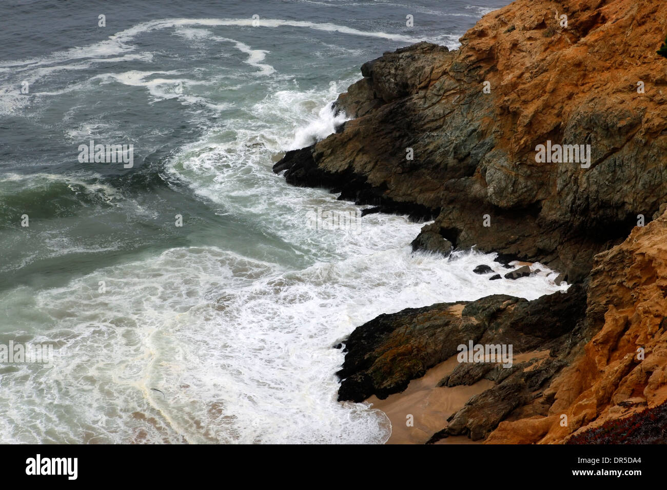 De belles vues sur les falaises rocheuses et le littoral près de Half Moon Bay, Californie Banque D'Images