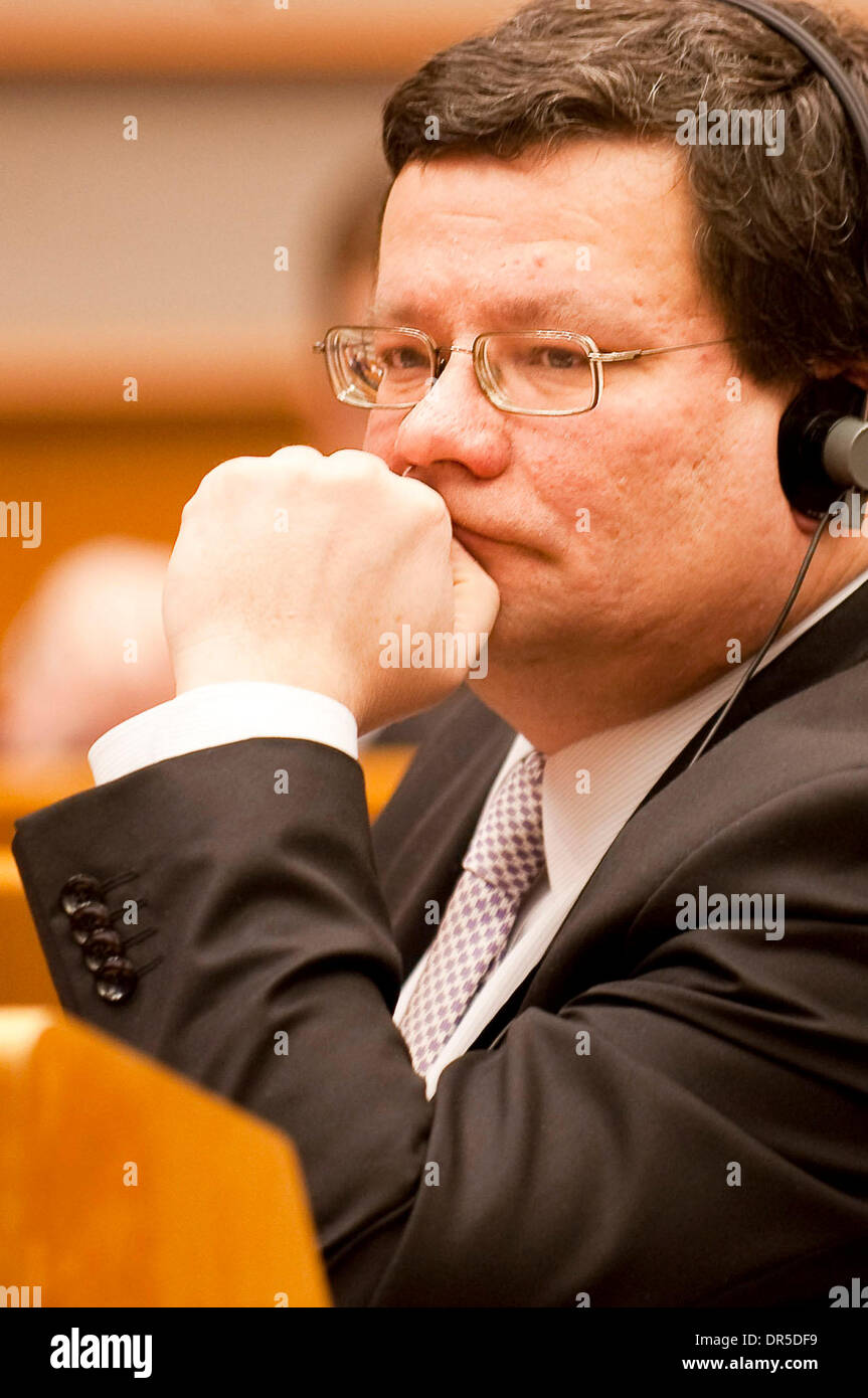 Feb 19, 2009 - Bruxelles, Belgique - Le ministre tchèque des Affaires européennes, Alexandr Vondra, écoute, la République tchèque, le président Vaclav Kalus (non représenté) adresses une session formelle du Parlement européen à Bruxelles, Belgique. Klaus le 18 février, appelé la Chambre des députés d'approuver le traité de Lisbonne "une erreur tragique", a exhorté le Sénat à adopter une attitude plus responsable stanc Banque D'Images