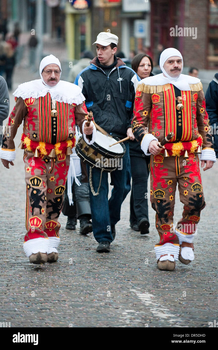 24 févr. 2009 - Binche, Hainaut, Belgique - Gilles de Binche portent leurs costumes traditionnels et des masques lors de leur défilé de carnaval dans les rues de Mardi Gras (Mardi Gras). La tradition du carnaval de Binche, qui est protégé par l'UNESCO est l'une des plus anciennes et représentant de la Wallonie. (Crédit Image : © Wiktor Dabkowski/ZUMA Press) Banque D'Images