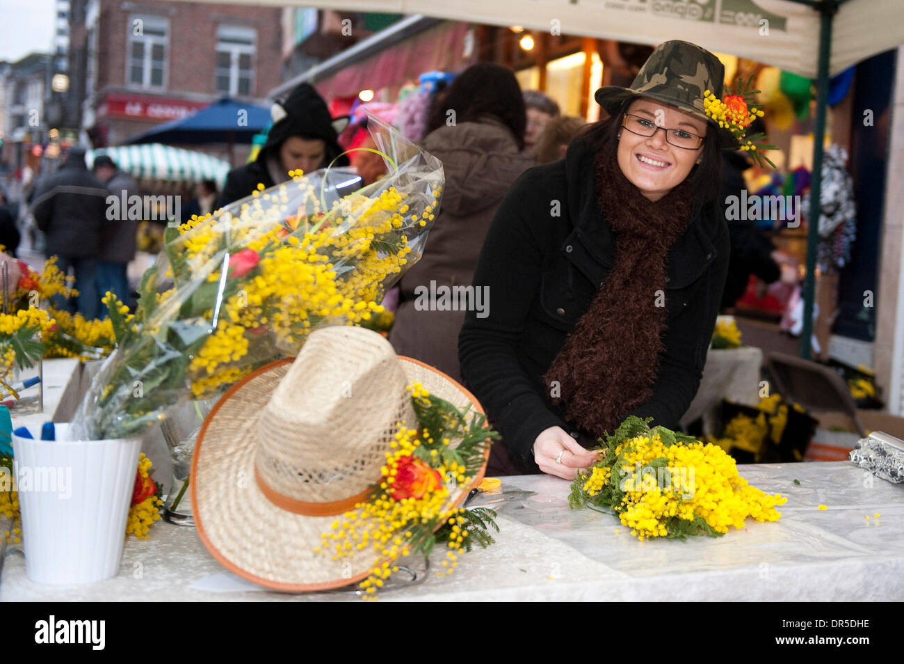 24 févr. 2009 - Binche, Hainaut, Belgique - Stand vente de fleurs au cours de défilé de carnaval dans les rues de Mardi Gras (Mardi Gras). La tradition du carnaval de Binche, qui est protégé par l'UNESCO est l'une des plus anciennes et représentant de la Wallonie. (Crédit Image : © Wiktor Dabkowski/ZUMA Press) Banque D'Images