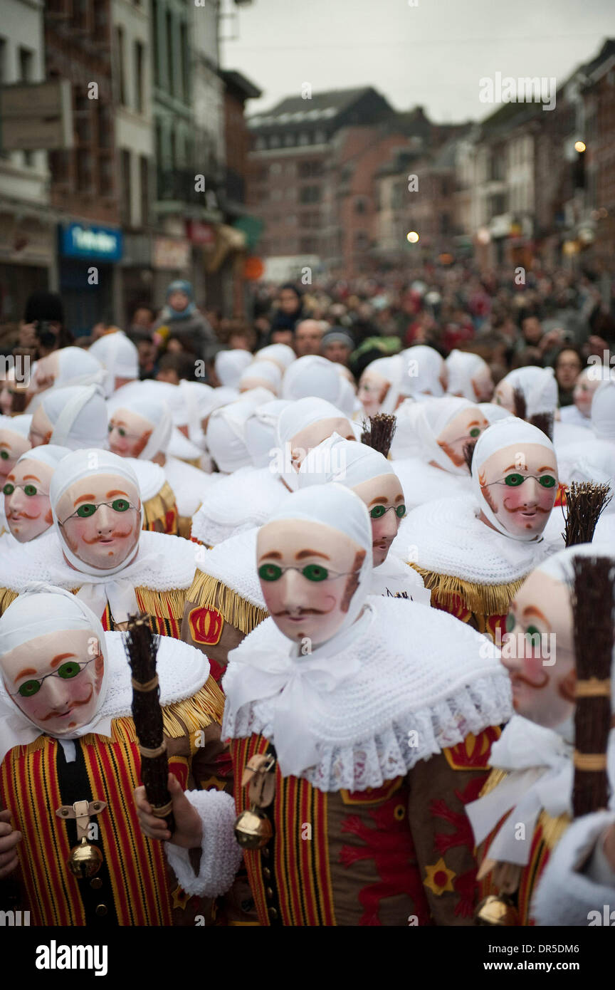 24 févr. 2009 - Binche, Hainaut, Belgique - Gilles de Binche portent leurs costumes traditionnels et des masques lors de leur défilé de carnaval dans les rues de Mardi Gras (Mardi Gras). La tradition du carnaval de Binche, qui est protégé par l'UNESCO est l'une des plus anciennes et représentant de la Wallonie. (Crédit Image : © Wiktor Dabkowski/ZUMA Press) Banque D'Images