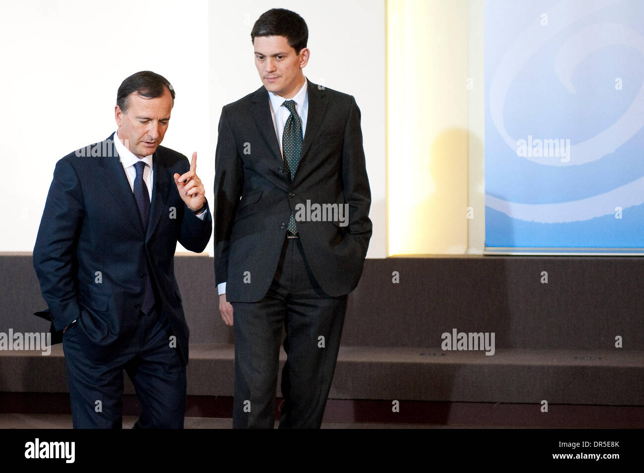 Mar 05, 2009 - Bruxelles, Belgique - Le ministre italien des Affaires étrangères Franco Frattini et le Ministre britannique des Affaires étrangères David Miliband (R) après une photo de groupe à la fin de la première réunion à Bruxelles, Belgique le 2009-03-05. Le Secrétaire général de l'OTAN, Jaap de Hoop Scheffer, a appelé à l'alliance de reprendre les pourparlers de haut niveau avec la Russie qui ont été gelés depuis août dernier à la guerre en Géorgie. (Crédit I Banque D'Images