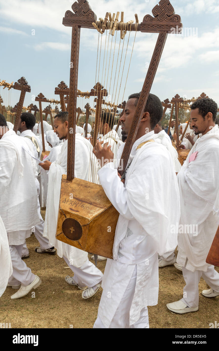 Addis Abeba, Ethiopie . 19 Jan, 2014. Clergé jouant le Begena, un instrument à cordes traditionnel, tout en accompagnant le Tabot, un modèle de l'arc d'alliance, au cours d'une procession colorée qui fait partie des célébrations de l'Epiphanie, Timket, le 19 janvier 2014 à Addis-Abeba. Crédit : Dereje Belachew/Alamy Live News Banque D'Images