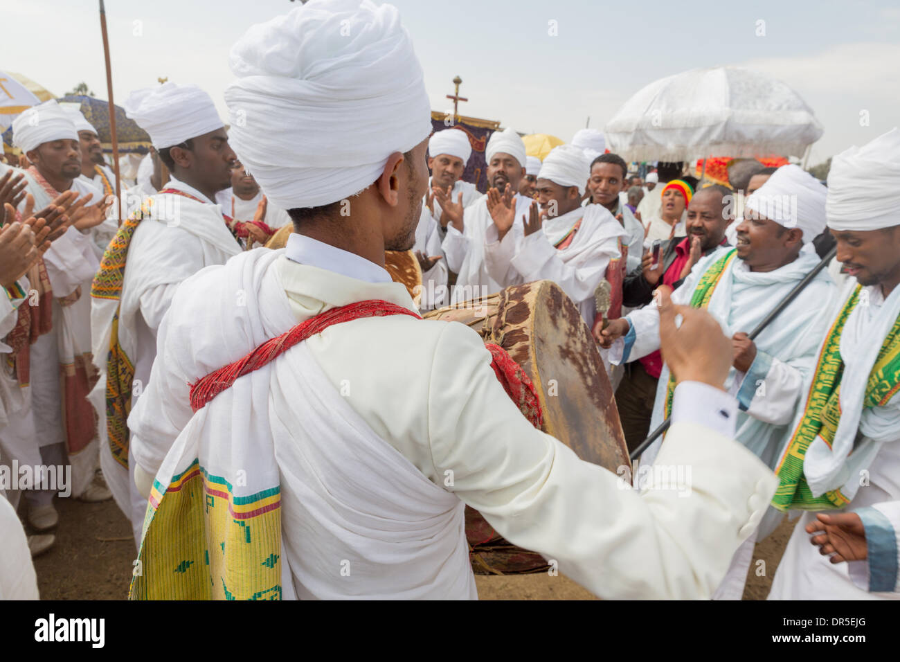 Addis Abeba, Ethiopie . 19 Jan, 2014. Les ecclésiastiques chanter et chanter avec kebero, un tambour traditionnel fabriqué à partir de peaux d'animaux, tout en accompagnant le Tabot, un modèle de l'arc d'alliance, au cours d'une procession colorée qui fait partie des célébrations de l'Epiphanie, Timket, le 18 janvier 2013 à Addis-Abeba. Crédit : Dereje Belachew/Alamy Live News Banque D'Images