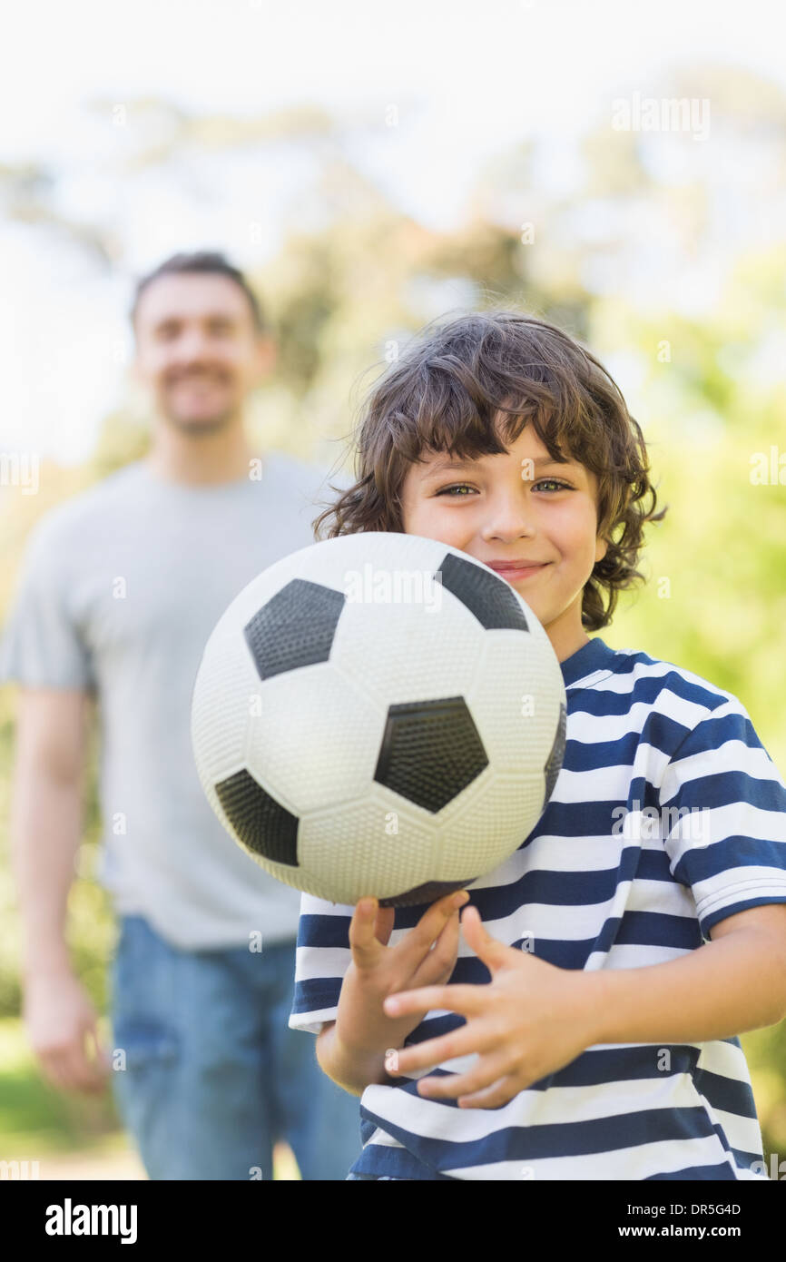 Père et fils à jouer au football dans le parc Banque D'Images