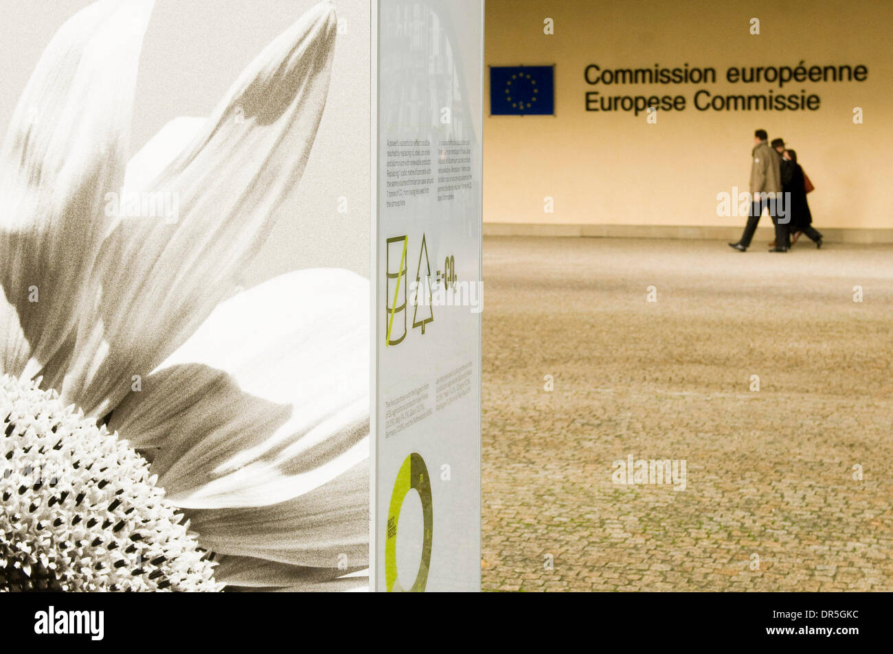Nov 26, 2008 - Bruxelles, Belgique - les gens à pied par un affichage pour le 50e anniversaire de l'union agricole européenne (COPA et la COGECA) en face de siège de la Commission européenne à Bruxelles. (Crédit Image : © Wiktor Dabkowski/ZUMA Press) Banque D'Images