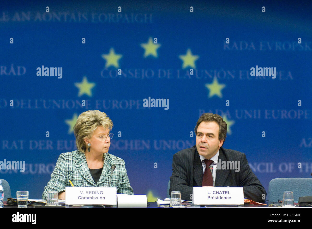 Nov 27, 2008 - Bruxelles, Belgique - Commissaire européen responsable de la société de l'information, Viviane REDING du Luxembourg (L) et président du conseil français, Secrétaire d'Etat à l'industrie et le gouvernement Luc CHATEL lors d'une conférence de presse à la fin de l'telecom conseil des ministres à Bruxelles, Belgique. (Crédit Image : © Wiktor Dabkowski/ZUMA Press) Banque D'Images