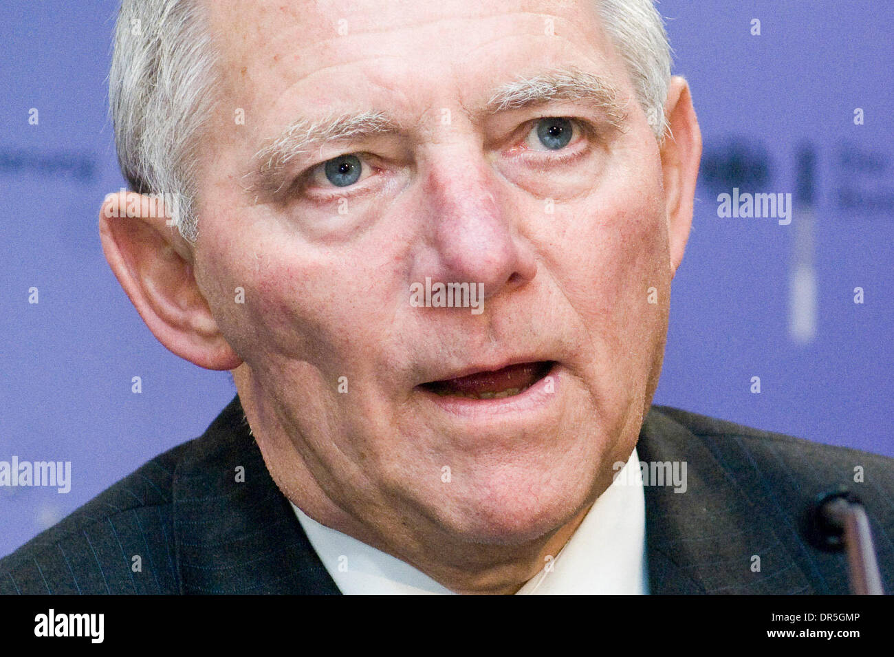 Nov 27, 2008 - Bruxelles, Belgique - Le ministre allemand de l'Intérieur Wolfgang SCHAEUBLE tient une conférence de presse après la réunion des ministres de l'intérieur de l'UE au siège du Conseil européen à Bruxelles, Belgique. (Crédit Image : © Wiktor Dabkowski/ZUMA Press) Banque D'Images