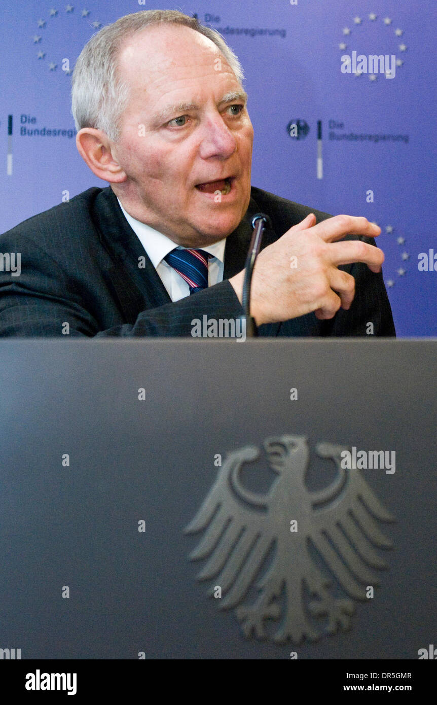 Nov 27, 2008 - Bruxelles, Belgique - Le ministre allemand de l'Intérieur Wolfgang SCHAEUBLE tient une conférence de presse après la réunion des ministres de l'intérieur de l'UE au siège du Conseil européen à Bruxelles, Belgique. (Crédit Image : © Wiktor Dabkowski/ZUMA Press) Banque D'Images