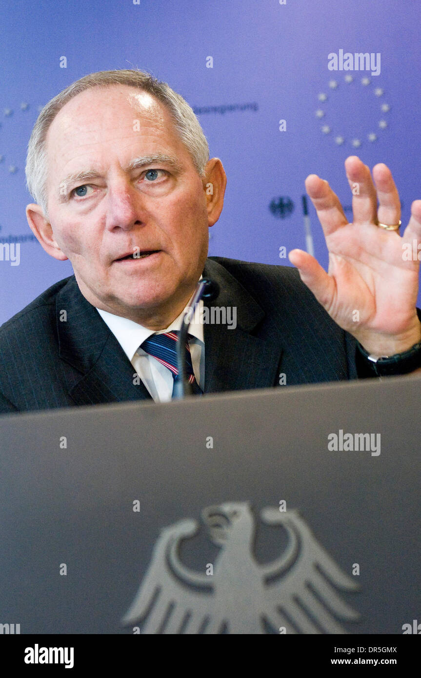 Nov 27, 2008 - Bruxelles, Belgique - Le ministre allemand de l'Intérieur Wolfgang SCHAEUBLE tient une conférence de presse après la réunion des ministres de l'intérieur de l'UE au siège du Conseil européen à Bruxelles, Belgique. (Crédit Image : © Wiktor Dabkowski/ZUMA Press) Banque D'Images