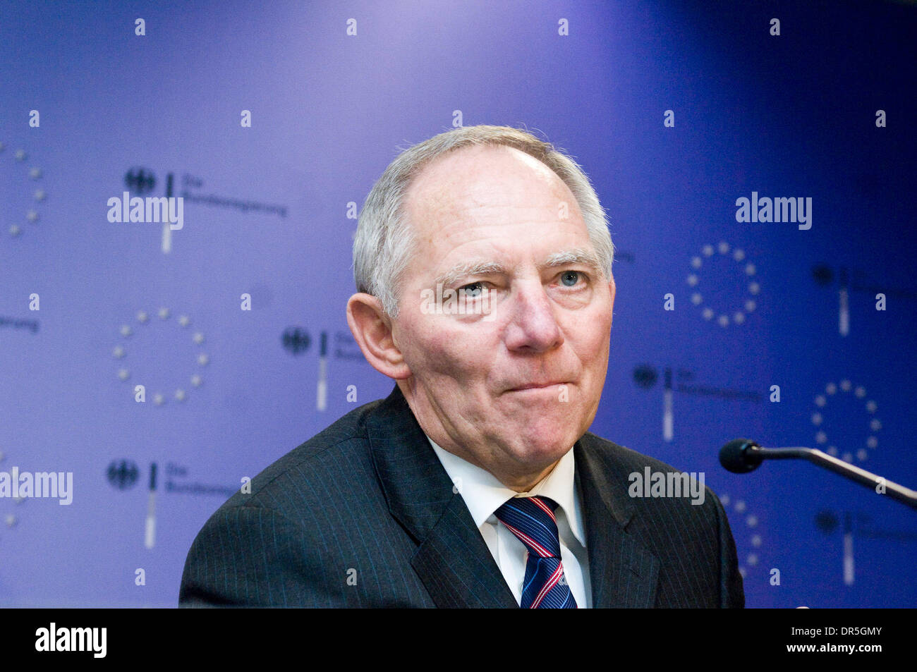 Nov 27, 2008 - Bruxelles, Belgique - Le ministre allemand de l'Intérieur Wolfgang SCHAEUBLE tient une conférence de presse après la réunion des ministres de l'intérieur de l'UE au siège du Conseil européen à Bruxelles, Belgique. (Crédit Image : © Wiktor Dabkowski/ZUMA Press) Banque D'Images
