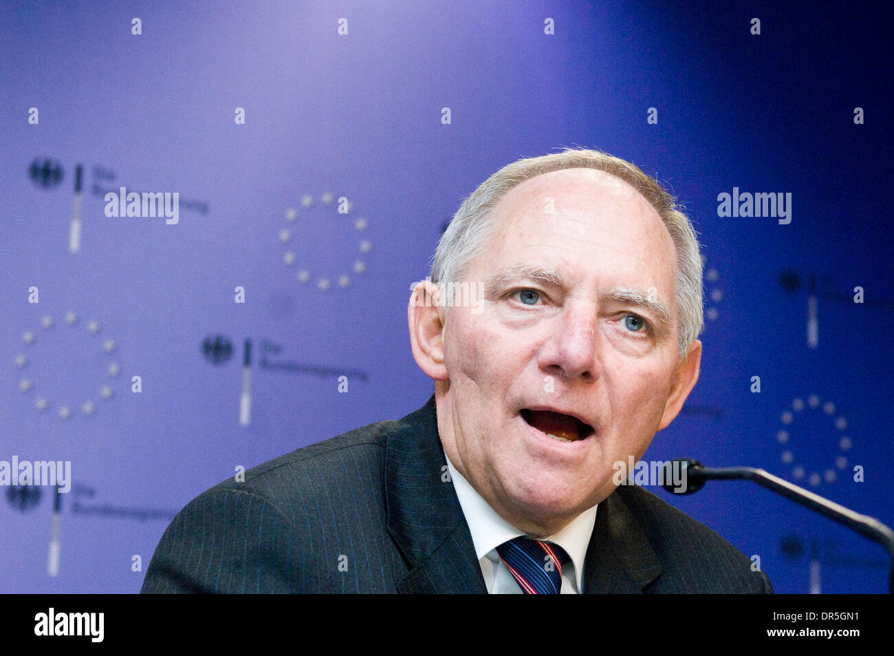Nov 27, 2008 - Bruxelles, Belgique - Le ministre allemand de l'Intérieur Wolfgang SCHAEUBLE tient une conférence de presse après la réunion des ministres de l'intérieur de l'UE au siège du Conseil européen à Bruxelles, Belgique. (Crédit Image : © Wiktor Dabkowski/ZUMA Press) Banque D'Images