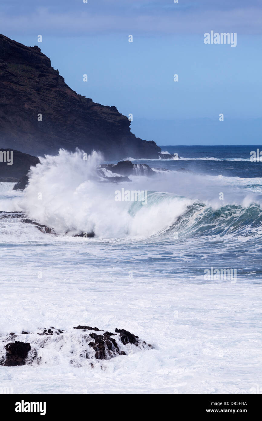 Haute mer et vagues se briser le long de la côte à la Fajana sur La Palma, Îles Canaries, Espagne Banque D'Images