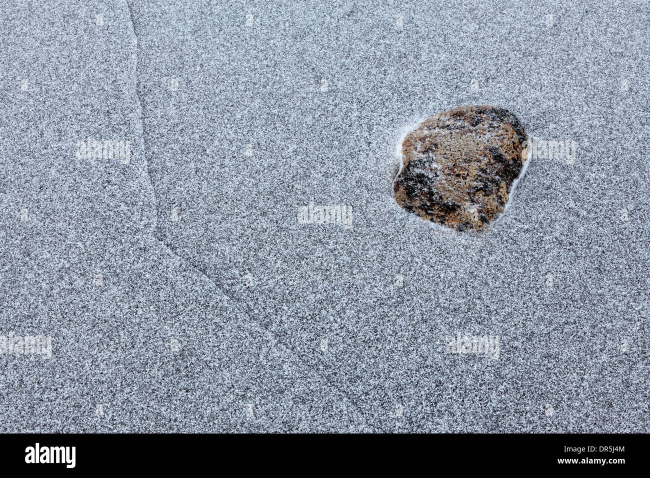 Le granit gelé dans la glace sur Lochan na-h-Achlaise dans les Highlands d'Ecosse Banque D'Images