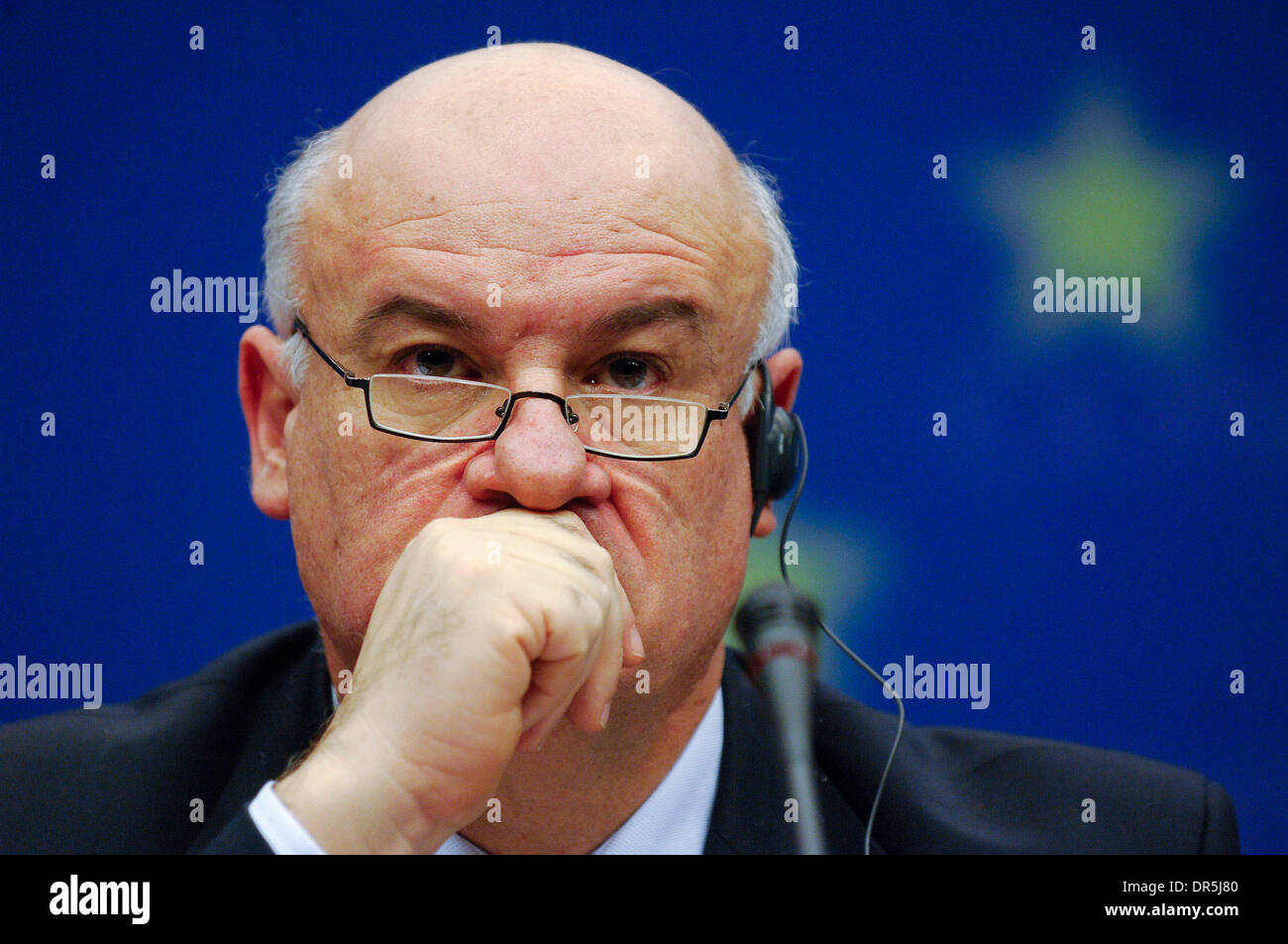 Dec 19, 2008 - Bruxelles, Belgique - l'Union européenne de la pêche et des affaires maritimes Joe Borg, commissaire au cours d'une conférence de presse après la réunion des ministres de la pêche européenne au siège du Conseil européen. Les ministres des pêches de l'UE au cours de réunion annuelle de deux jours a décidé de fixer des quotas de captures des espèces de poissons importantes pour l'année prochaine. (Crédit Image : © Wiktor Dabkowski/ZUMA Press) Banque D'Images