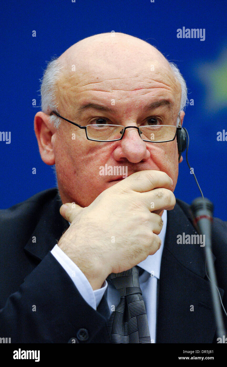 Dec 19, 2008 - Bruxelles, Belgique - l'Union européenne de la pêche et des affaires maritimes Joe Borg, commissaire au cours d'une conférence de presse après la réunion des ministres de la pêche européenne au siège du Conseil européen. Les ministres des pêches de l'UE au cours de réunion annuelle de deux jours a décidé de fixer des quotas de captures des espèces de poissons importantes pour l'année prochaine. (Crédit Image : © Wiktor Dabkowski/ZUMA Press) Banque D'Images