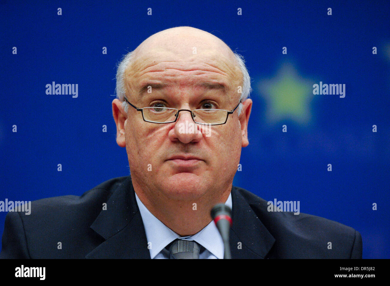 Dec 19, 2008 - Bruxelles, Belgique - l'Union européenne de la pêche et des affaires maritimes Joe Borg, commissaire au cours d'une conférence de presse après la réunion des ministres de la pêche européenne au siège du Conseil européen. Les ministres des pêches de l'UE au cours de réunion annuelle de deux jours a décidé de fixer des quotas de captures des espèces de poissons importantes pour l'année prochaine. (Crédit Image : © Wiktor Dabkowski/ZUMA Press) Banque D'Images