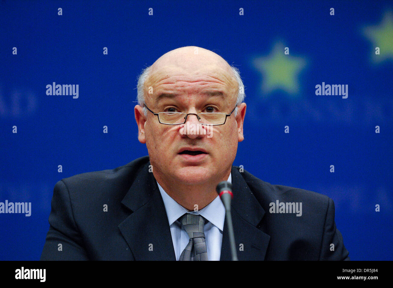 Dec 19, 2008 - Bruxelles, Belgique - l'Union européenne de la pêche et des affaires maritimes Joe Borg, commissaire au cours d'une conférence de presse après la réunion des ministres de la pêche européenne au siège du Conseil européen. Les ministres des pêches de l'UE au cours de réunion annuelle de deux jours a décidé de fixer des quotas de captures des espèces de poissons importantes pour l'année prochaine. (Crédit Image : © Wiktor Dabkowski/ZUMA Press) Banque D'Images
