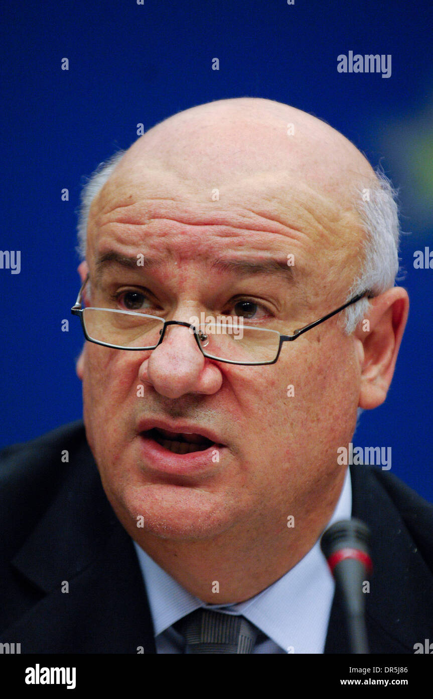 Dec 19, 2008 - Bruxelles, Belgique - l'Union européenne de la pêche et des affaires maritimes Joe Borg, commissaire au cours d'une conférence de presse après la réunion des ministres de la pêche européenne au siège du Conseil européen. Les ministres des pêches de l'UE au cours de réunion annuelle de deux jours a décidé de fixer des quotas de captures des espèces de poissons importantes pour l'année prochaine. (Crédit Image : © Wiktor Dabkowski/ZUMA Press) Banque D'Images