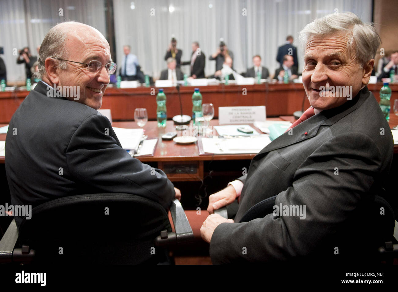 Jan 19, 2009 - Bruxelles, Belgique - Le commissaire aux affaires économiques et monétaires, Joaquin ALMUNIA, et le président de la Banque centrale européenne, Jean-Claude TRICHET (R) au début d'une réunion des ministres des finances de la zone euro à Bruxelles (crédit Image : © Wiktor Dabkowski/ZUMA Press) Banque D'Images