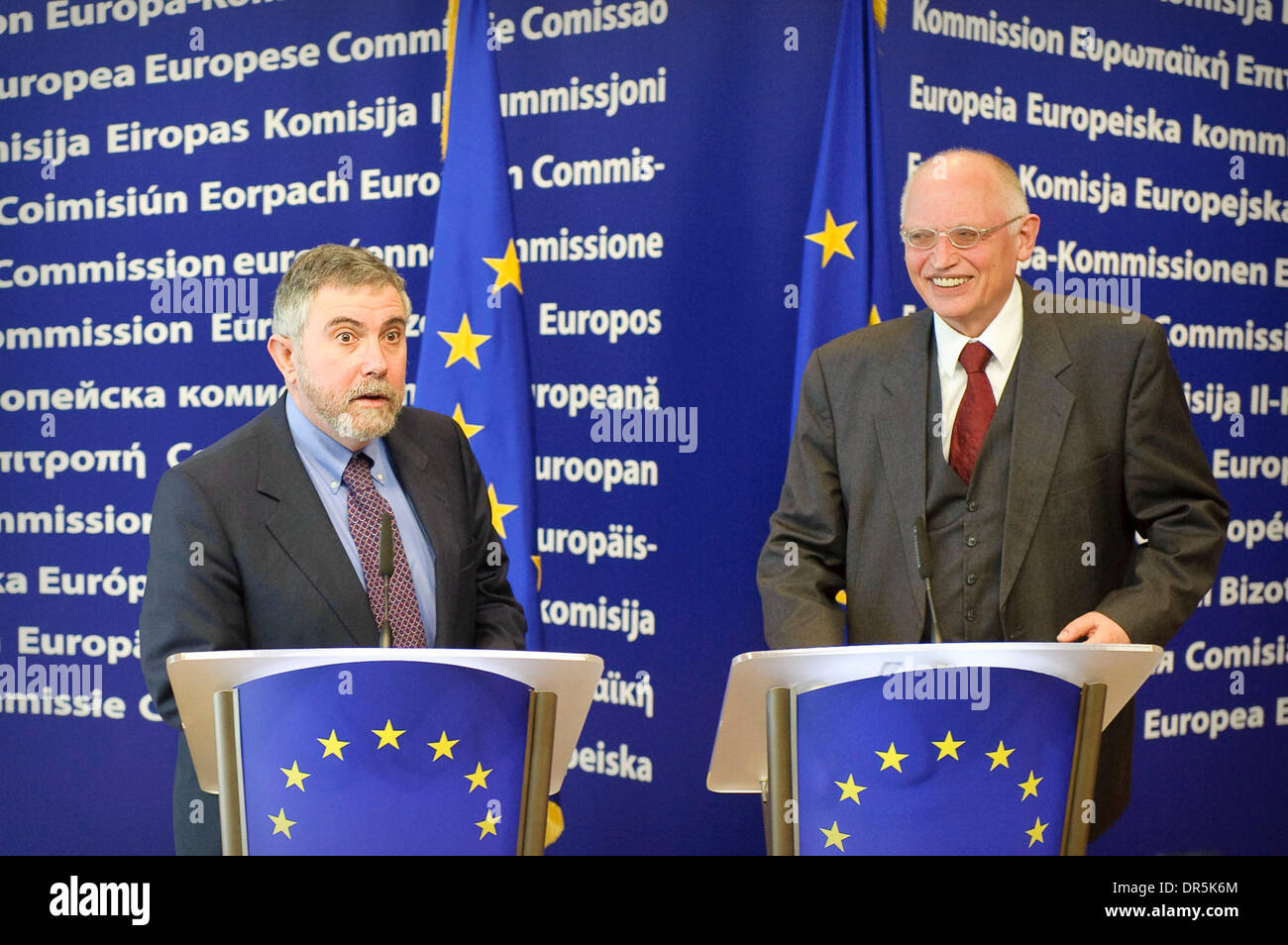 Mar 17, 2009 - Bruxelles, Belgique - Vice-président de la Commission européenne et de l'UE (Union européenne) commissaire en charge des entreprises et de l'industrie, l'Allemand Guenter Verheugen, droite et gauche, nous Paul Krugman, professeur à l'Université de Princeton et lauréat du Prix Nobel d'économie 2008, de donner une conférence de presse avant d'un discours à la compétitivité industrielle forum à l'UNION EUROPÉENNE C Banque D'Images