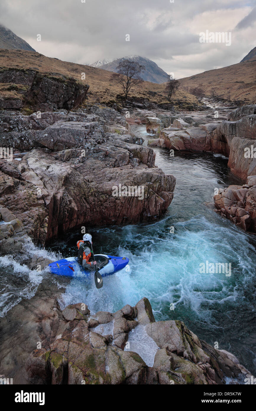 Navigation dans les rapides de kayakiste Glen Etive dans les Highlands d'Ecosse Banque D'Images