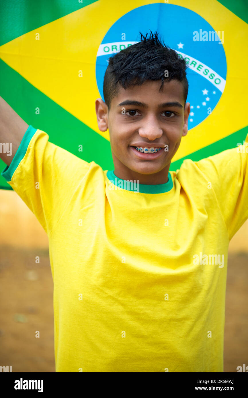 Les jeunes patriotes fiers fan de football brésilien portant les couleurs nationales tenant un drapeau brésilien Banque D'Images