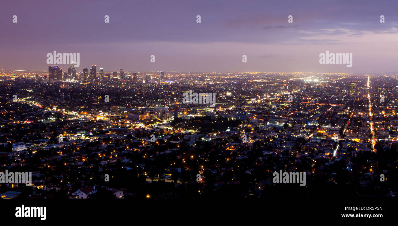 La vue depuis l'Observatoire Griffith sur une soirée orageuse au coucher du soleil à Los Angeles, Californie, USA Banque D'Images