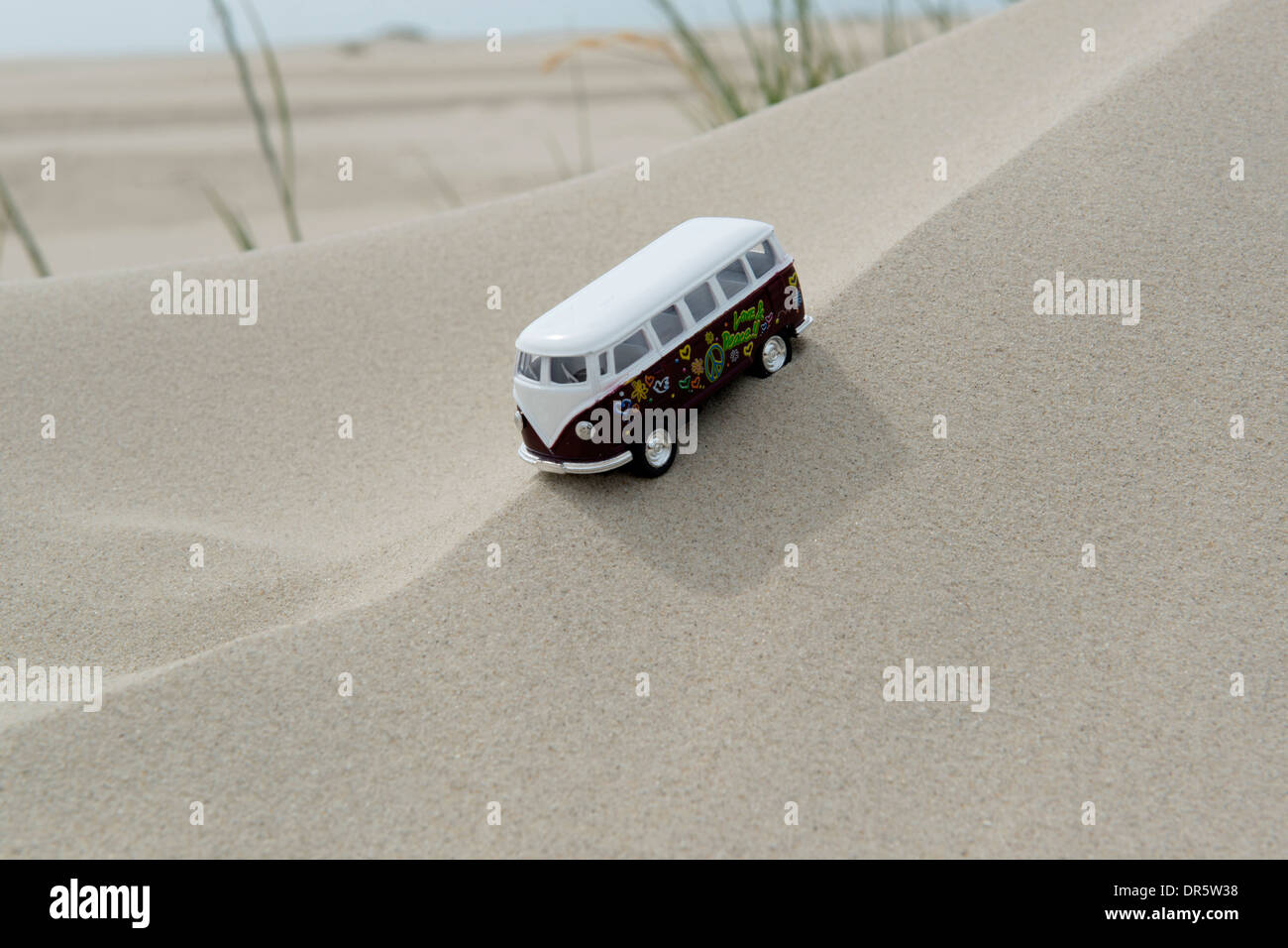 Allemagne, Amrum, bus jouet sur dune Banque D'Images