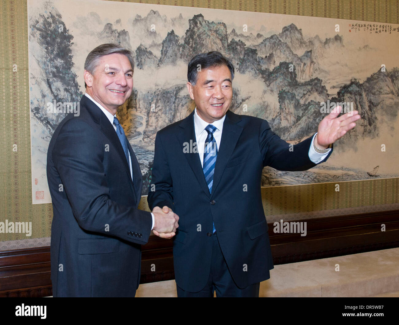 Beijing, Chine. 20 Jan, 2014. Le vice-Premier ministre chinois Wang Yang (R) rencontre avec le vice-président de la société Boeing, Raymond Conner à Beijing, capitale de Chine, le 20 janvier 2014. © Wang Ye/Xinhua/Alamy Live News Banque D'Images