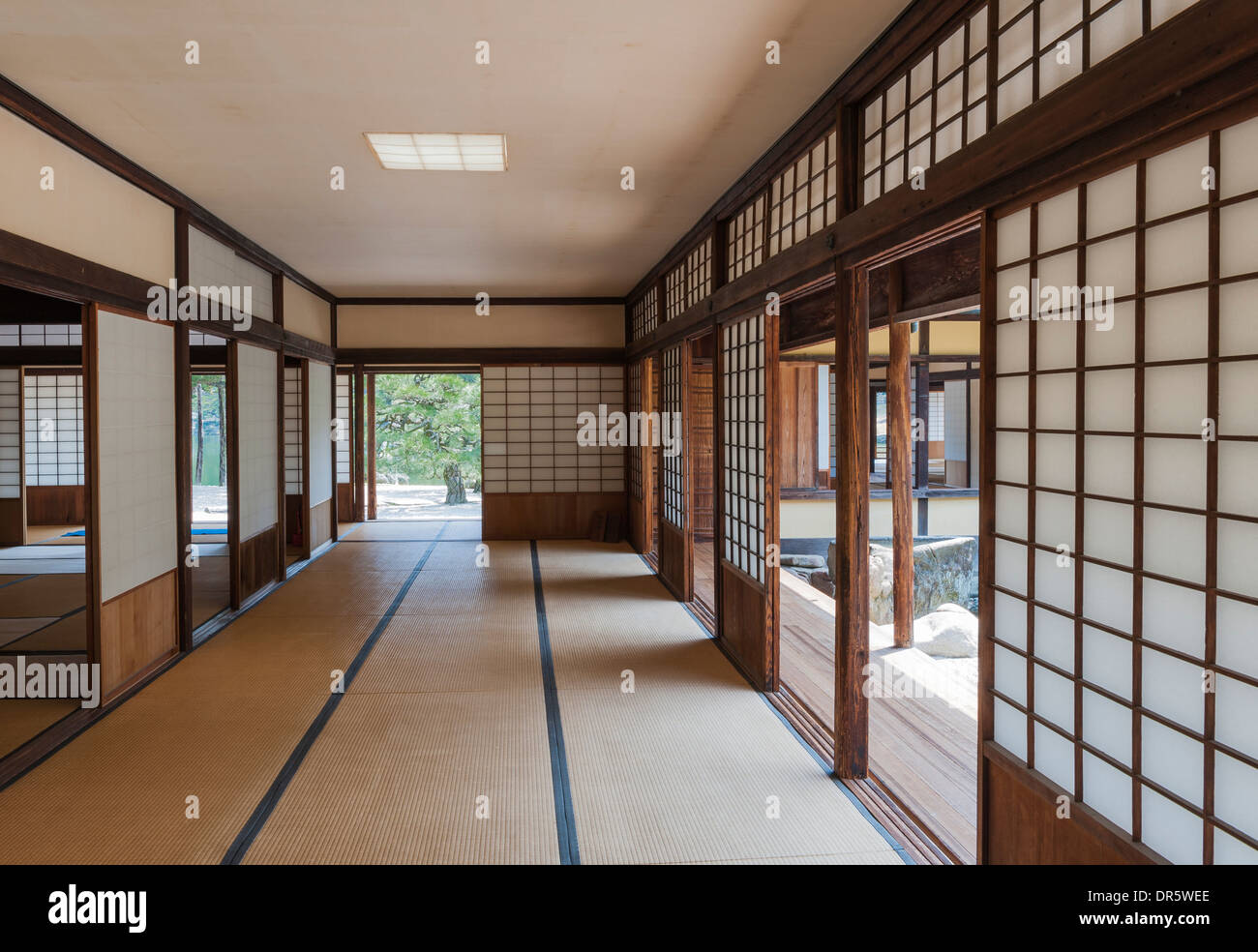 Fenêtres ou portes coulissantes en papier (shoji) à l'intérieur du salon de thé Kikugetsutei (le pavillon de la Lune) dans le jardin de Ritsurin-koen, au Japon Banque D'Images