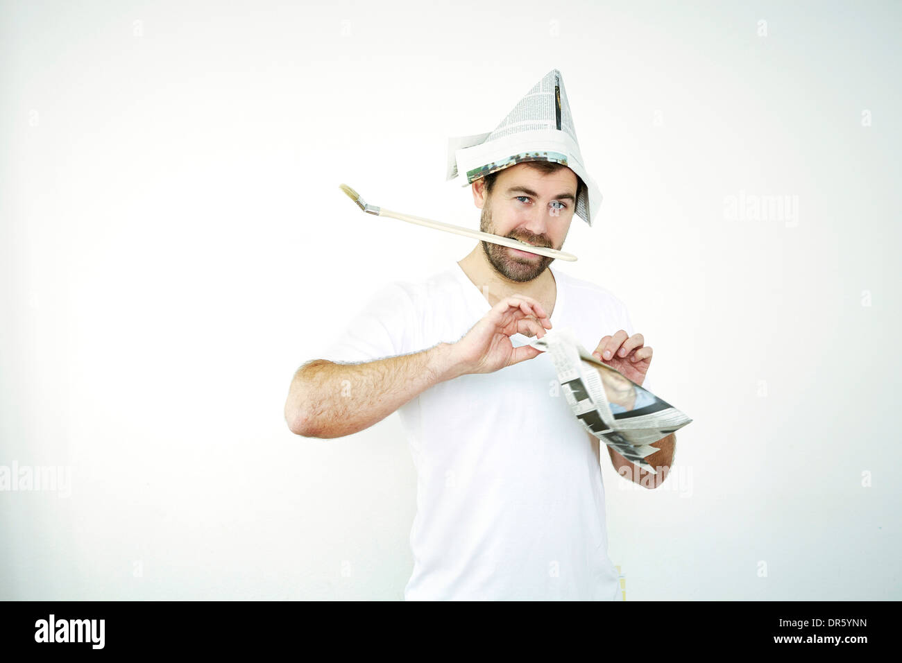 Homme avec chapeau de journaux papier pliage, Munich, Bavière, Allemagne  Photo Stock - Alamy