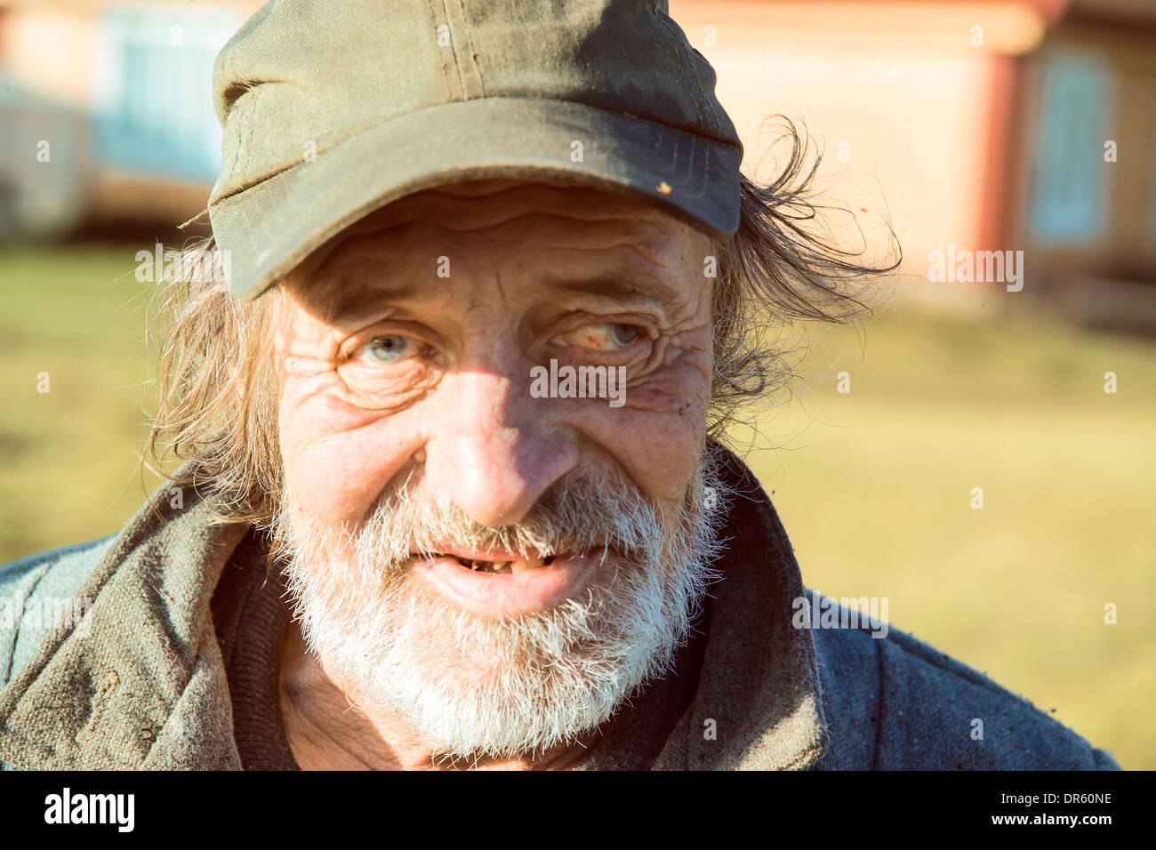 Heureux l'homme sans-abri Banque D'Images