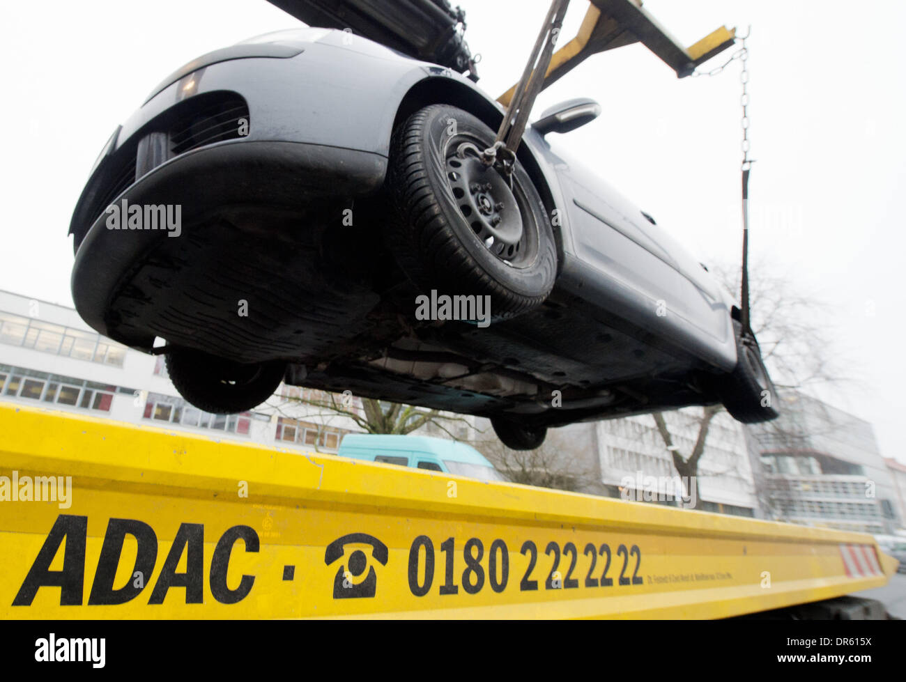 Hanovre, Allemagne. 20 Jan, 2014. Une entreprise de remorquage qui travaillent au nom de club automobile allemand ADAC remorque une Volkswagen Golf avec un pneu à plat à Hanovre, Allemagne, le 20 janvier 2014. Photo : JULIAN STRATENSCHULTE/dpa/Alamy Live News Banque D'Images