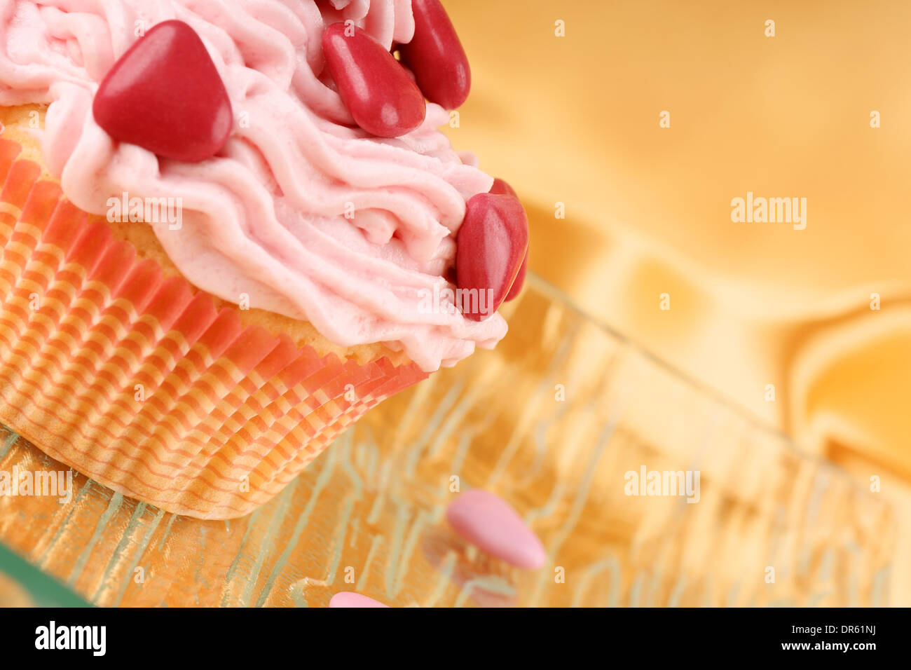 Saint-valentin fantaisie cupcake rouge décoré de petits coeurs au chocolat enrobés de sucre Banque D'Images