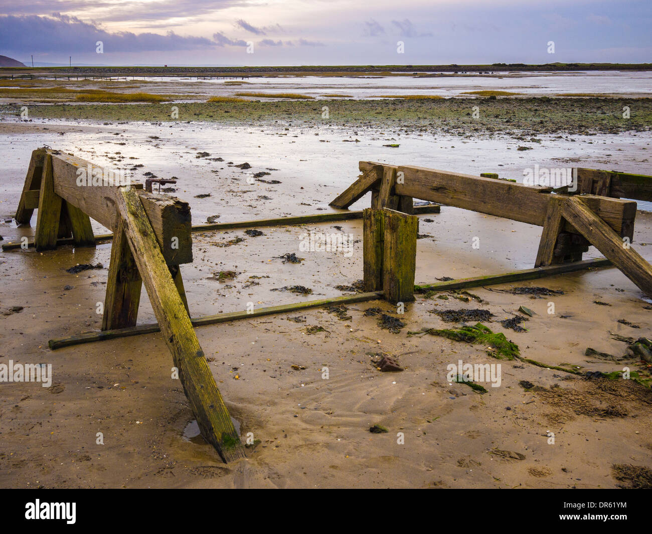 Restes d'une ancienne cale de cale dans un chantier naval désaffecté à Appledore by Skern vasières dans l'estuaire de Taw & Torridge, Devon, Angleterre. Banque D'Images