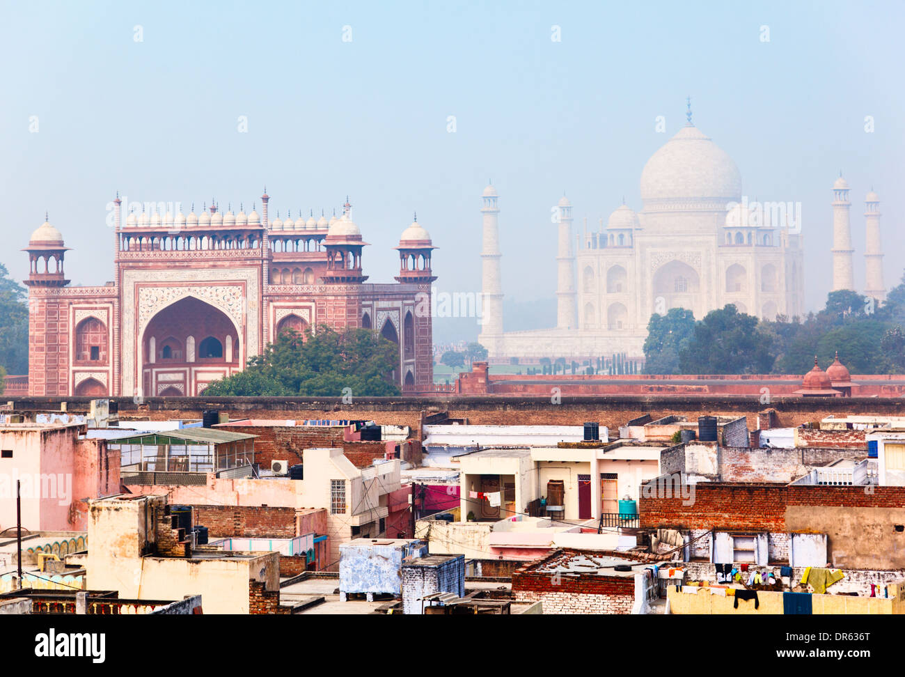 Quartier résidentiel à Agra avec grande porte (Darwaza-i rauza) et Taj Mahal en toile Banque D'Images