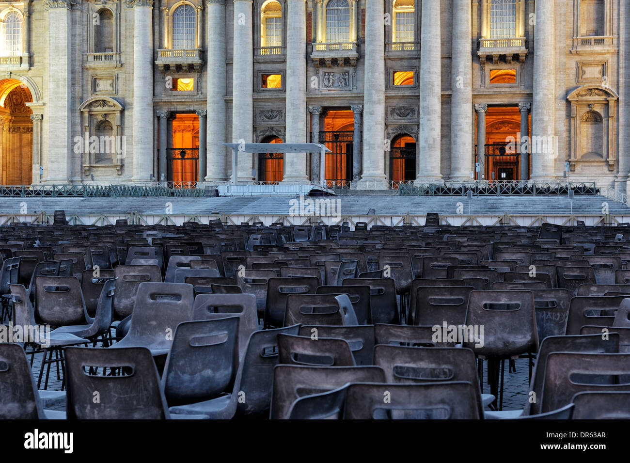 Des sièges en plastique sur la Place Saint Pierre, Vatican (nuit) Banque D'Images